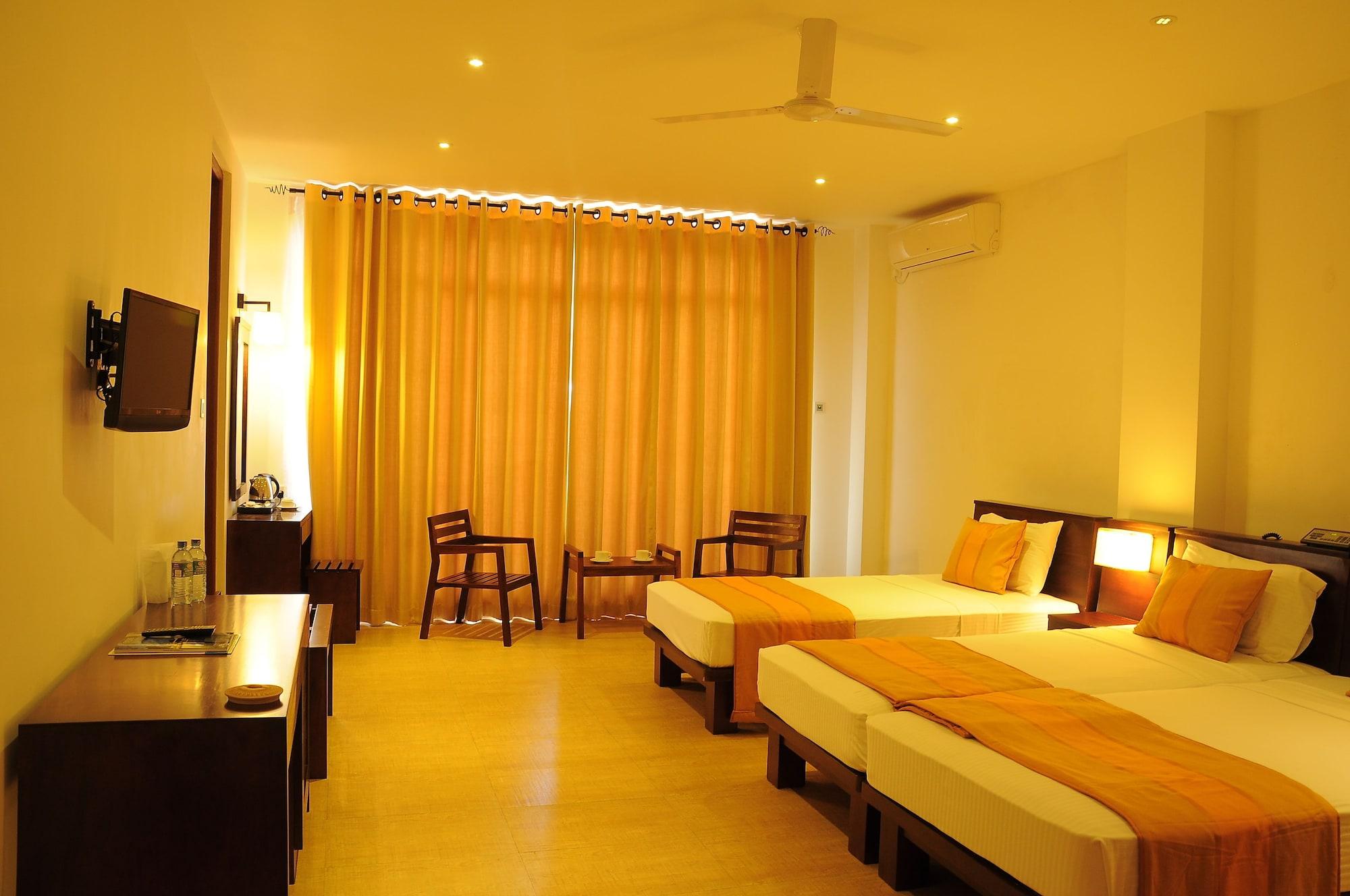 Oak Ray Regency Hotel Kandy Exterior photo