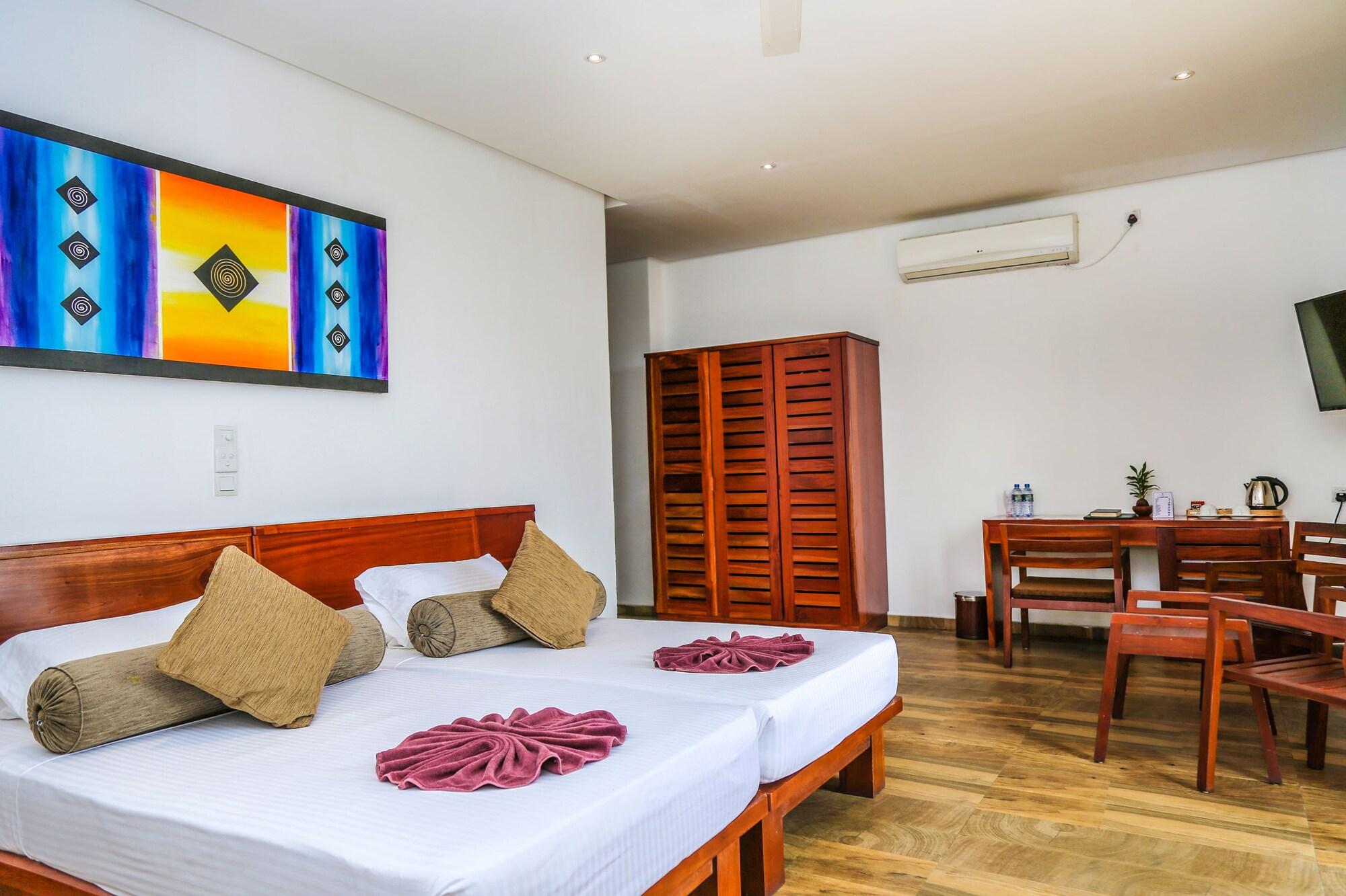 Oak Ray Regency Hotel Kandy Exterior photo