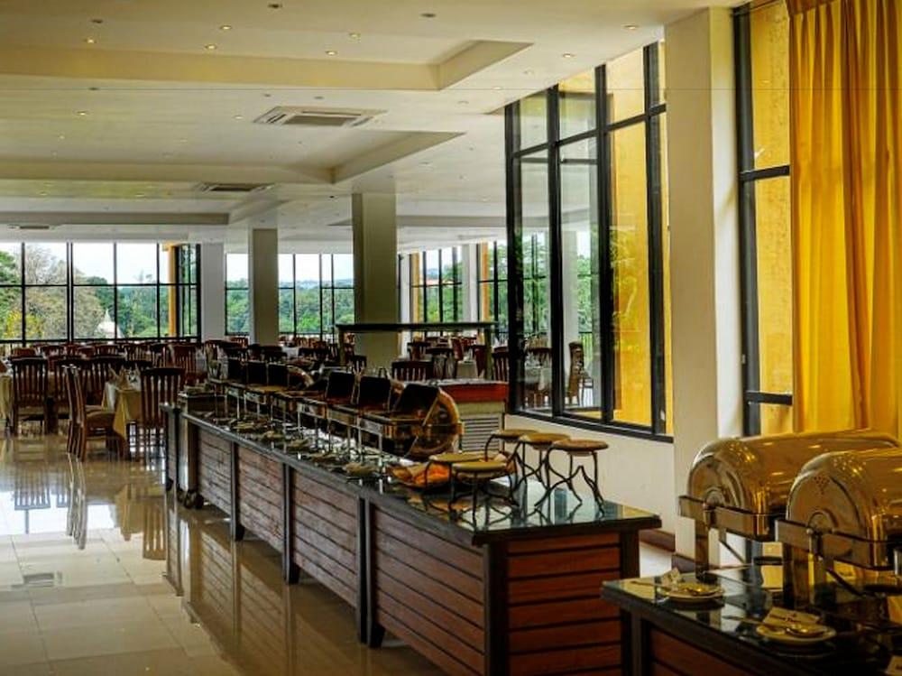 Oak Ray Regency Hotel Kandy Exterior photo
