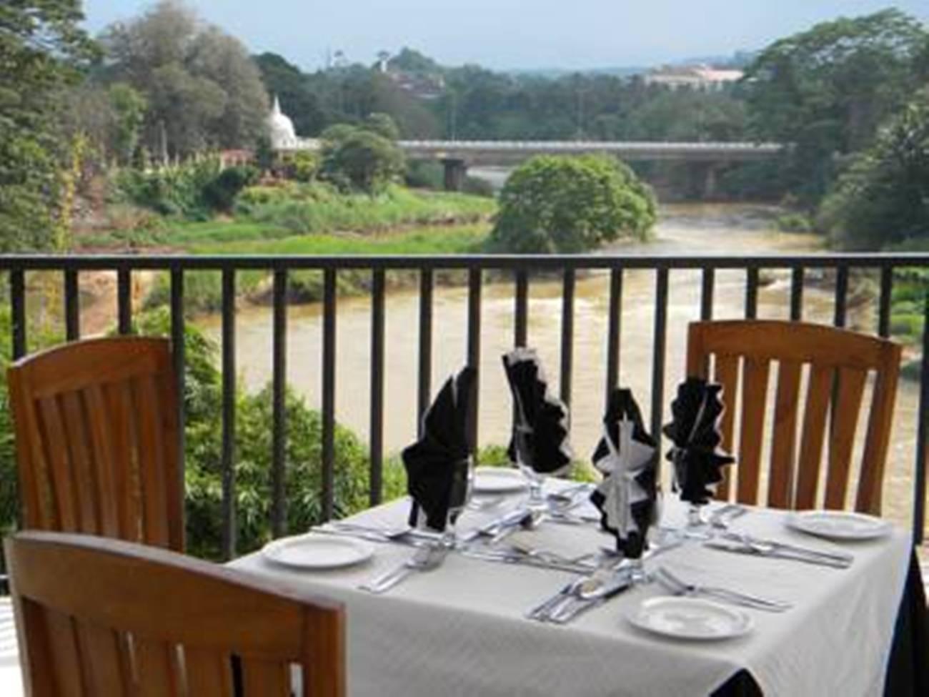 Oak Ray Regency Hotel Kandy Exterior photo