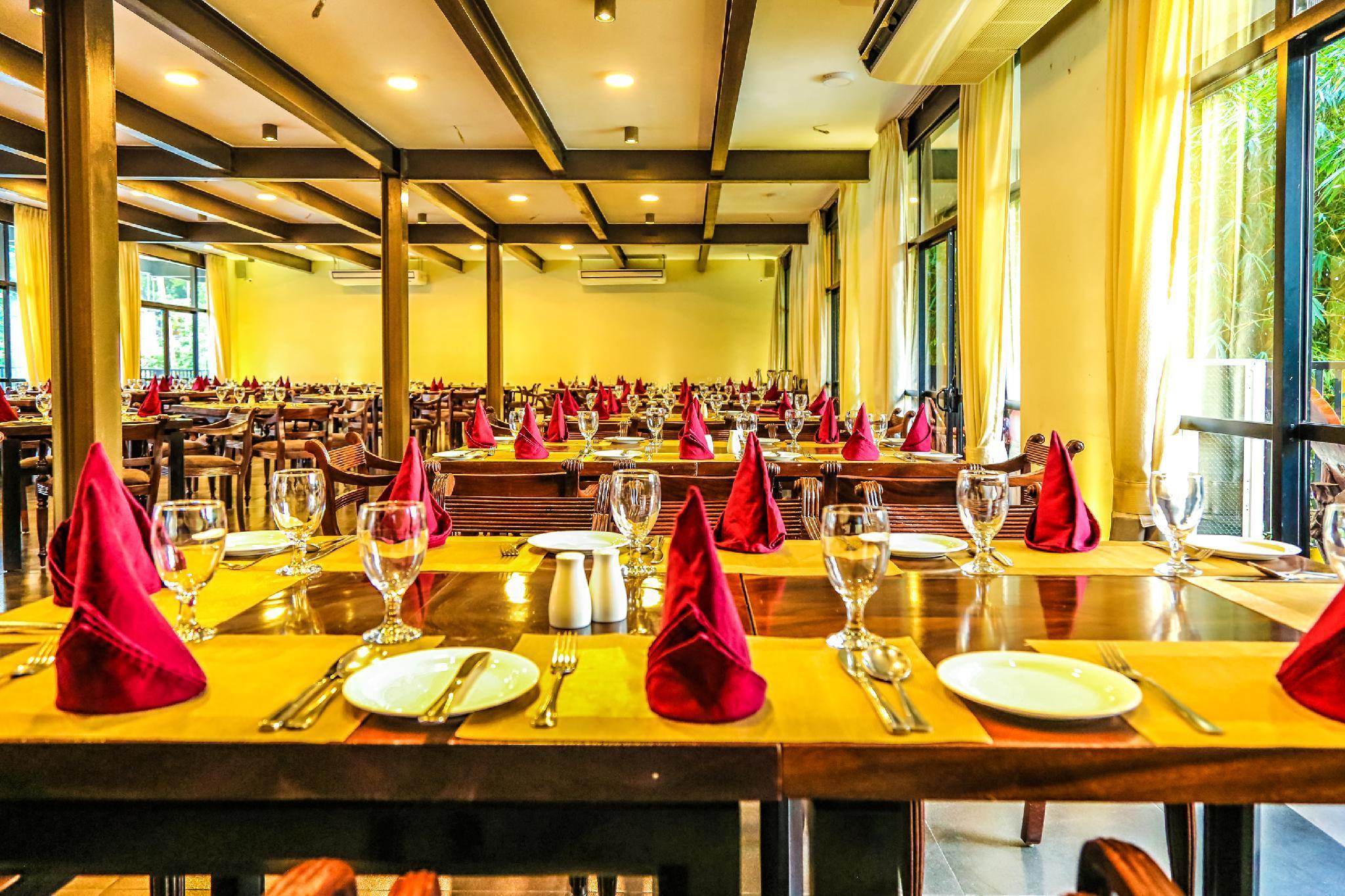 Oak Ray Regency Hotel Kandy Exterior photo