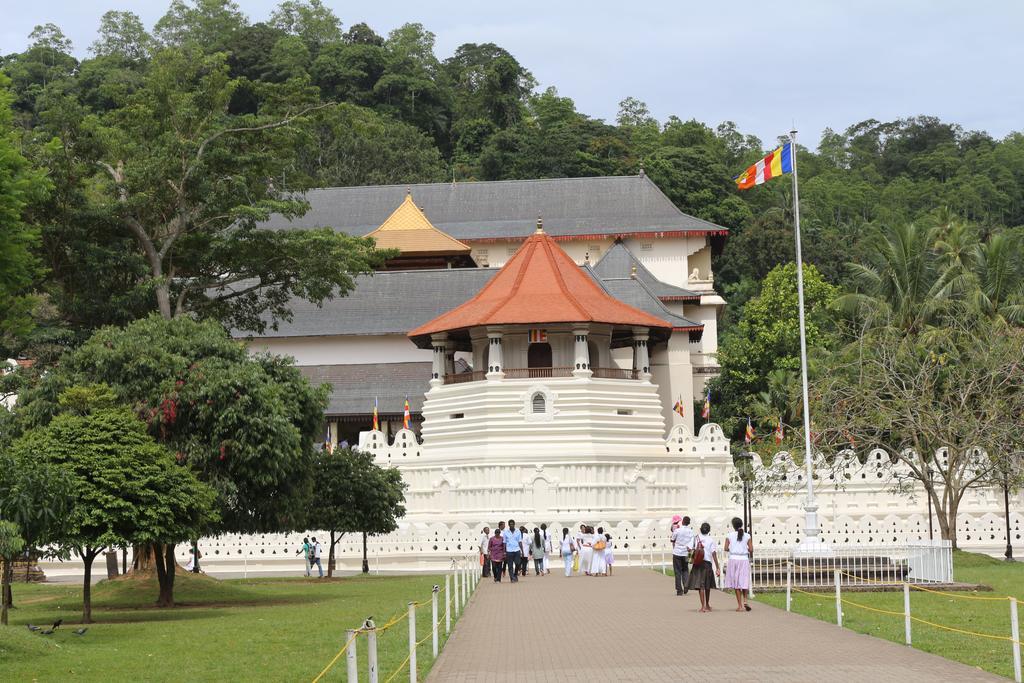 Oak Ray Regency Hotel Kandy Exterior photo