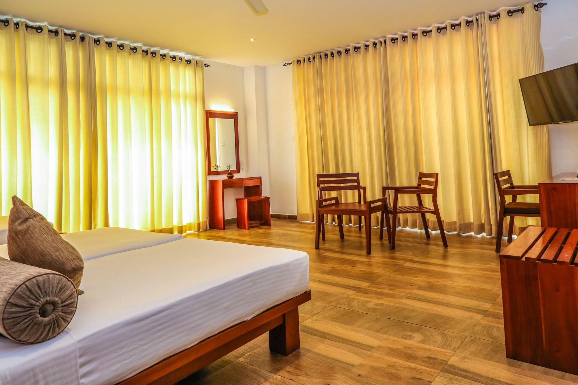 Oak Ray Regency Hotel Kandy Exterior photo