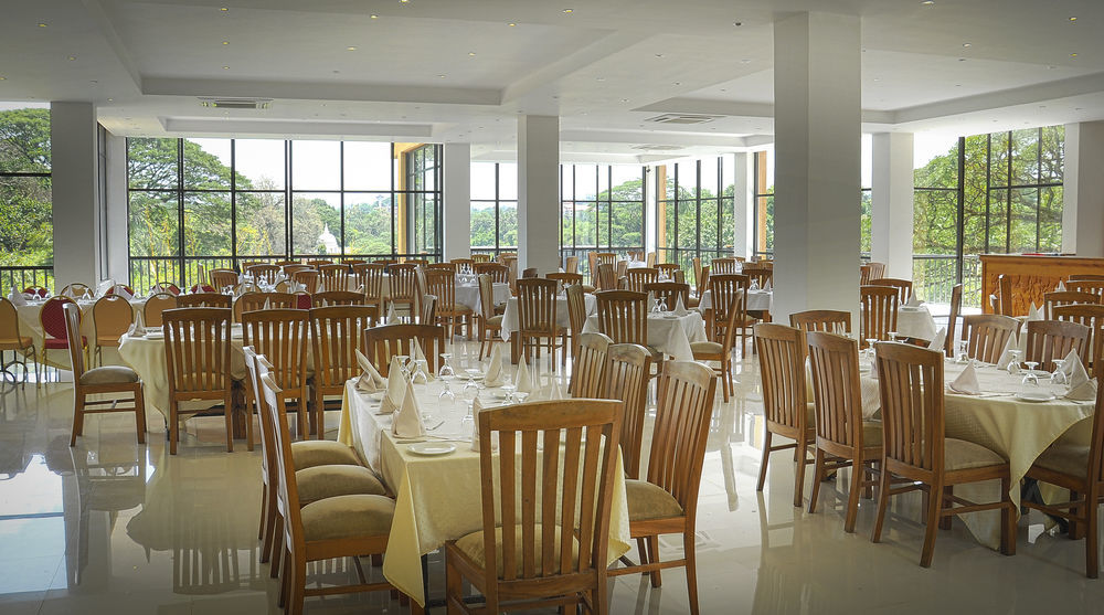 Oak Ray Regency Hotel Kandy Exterior photo