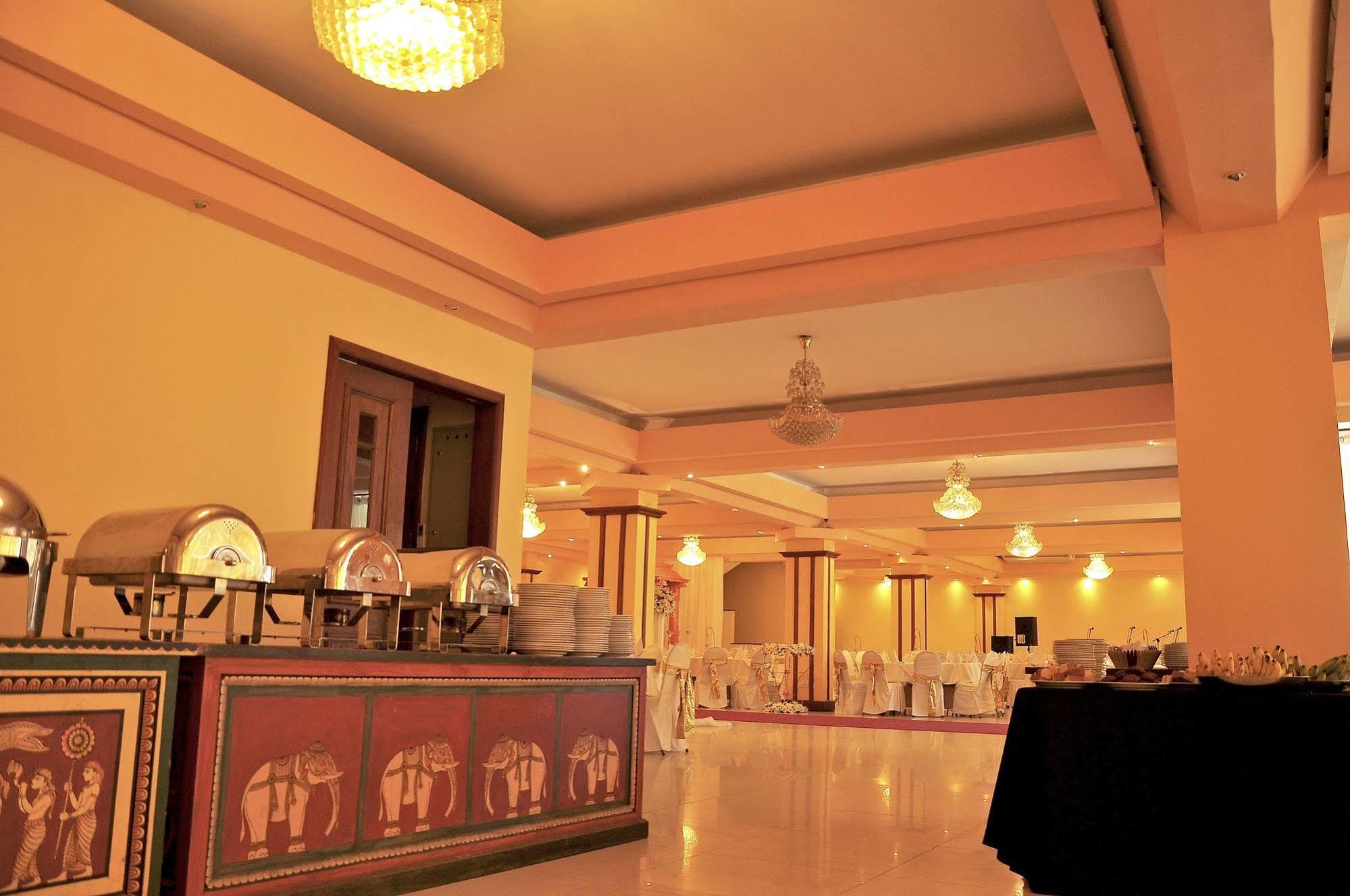 Oak Ray Regency Hotel Kandy Exterior photo