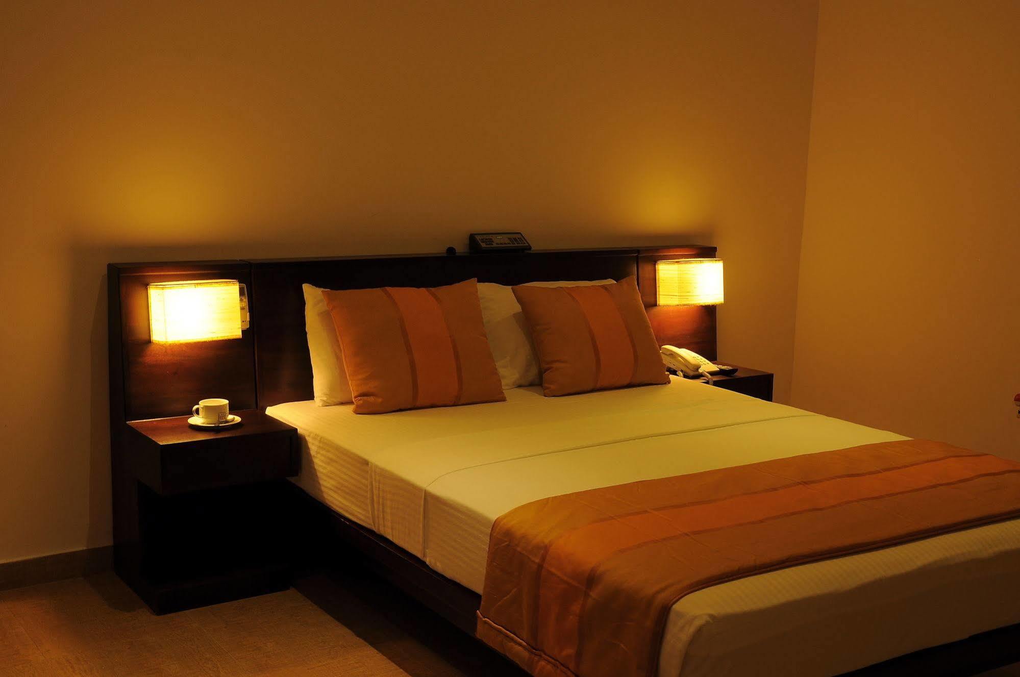 Oak Ray Regency Hotel Kandy Exterior photo