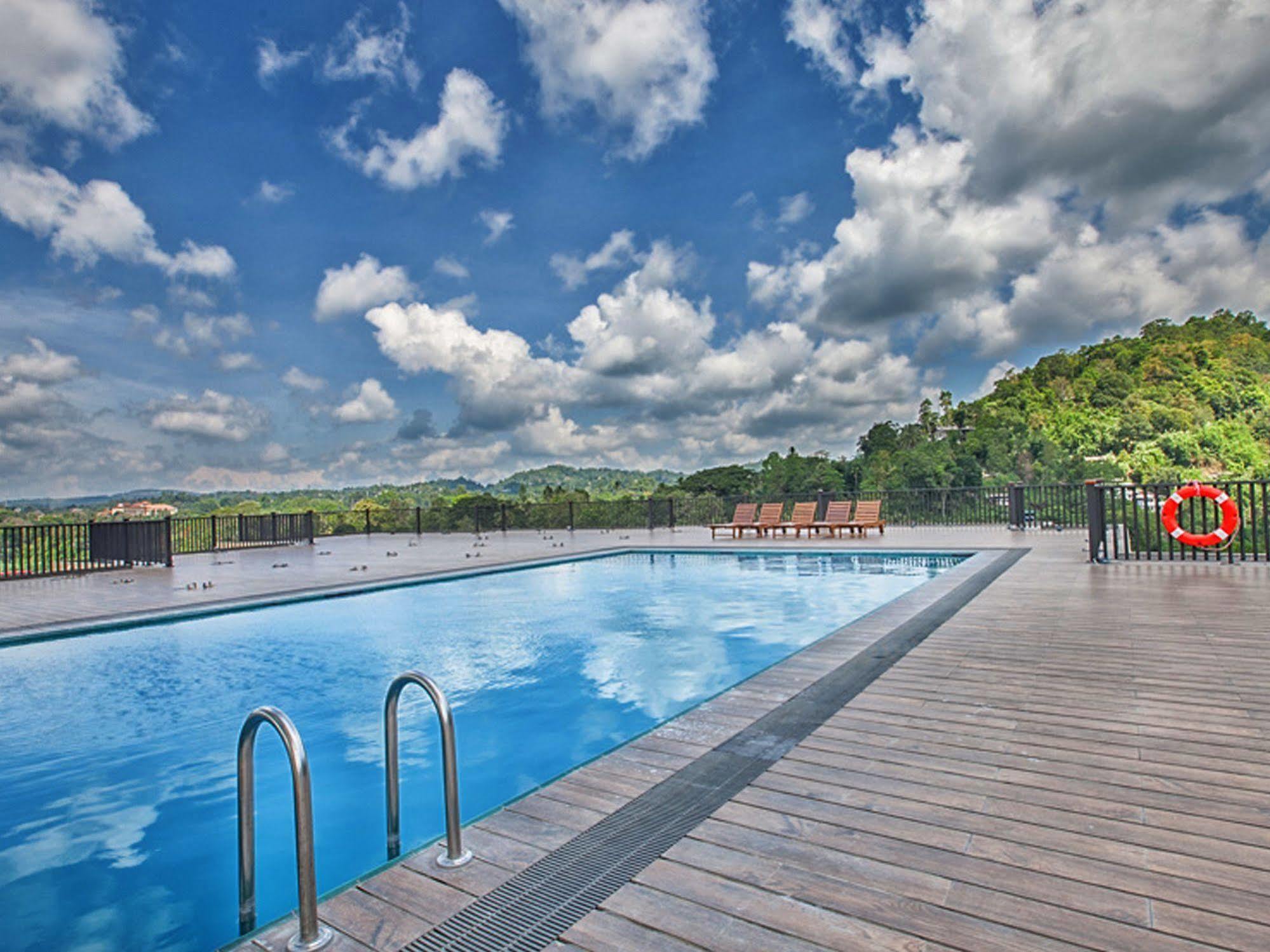 Oak Ray Regency Hotel Kandy Exterior photo