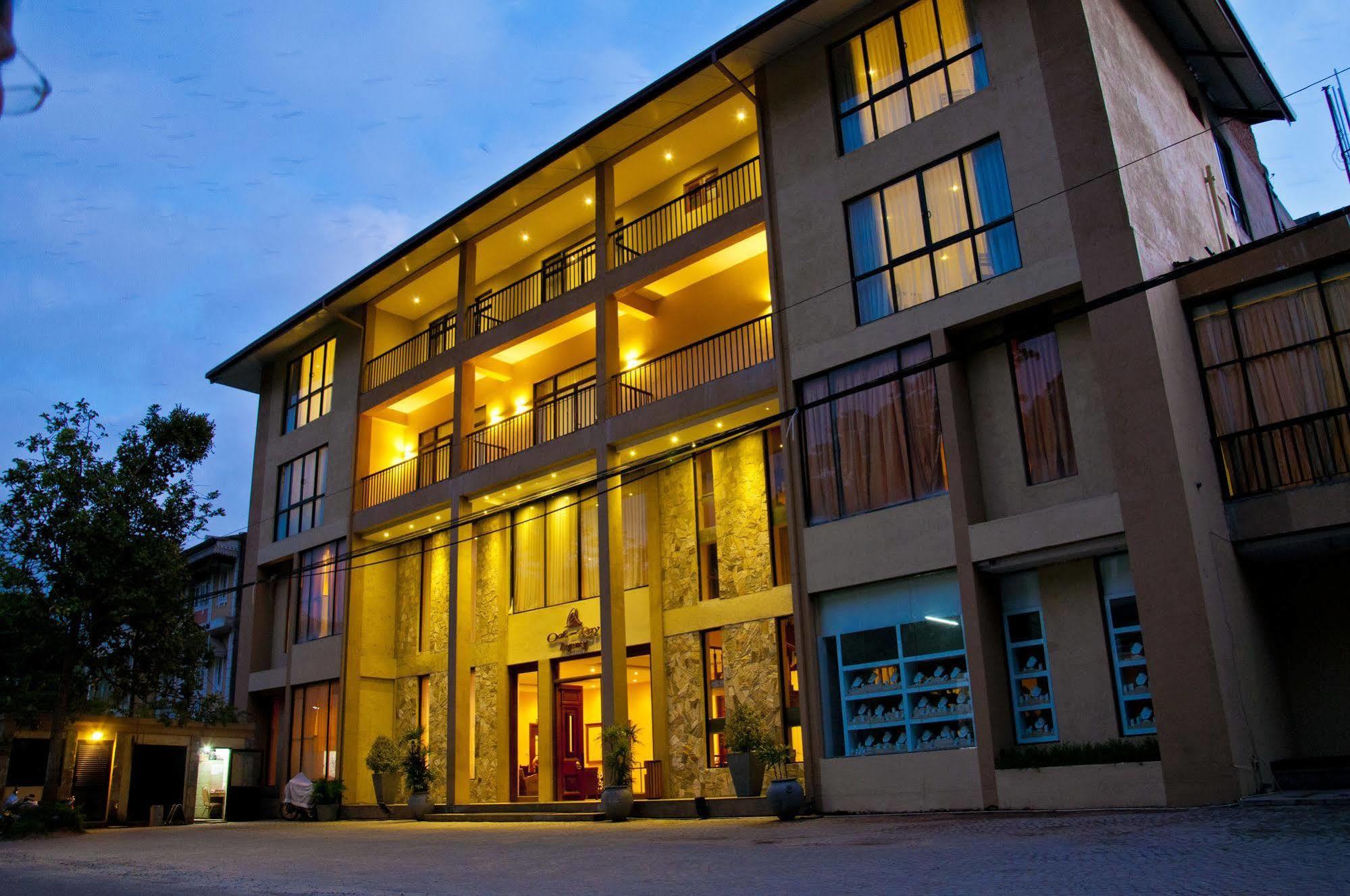 Oak Ray Regency Hotel Kandy Exterior photo