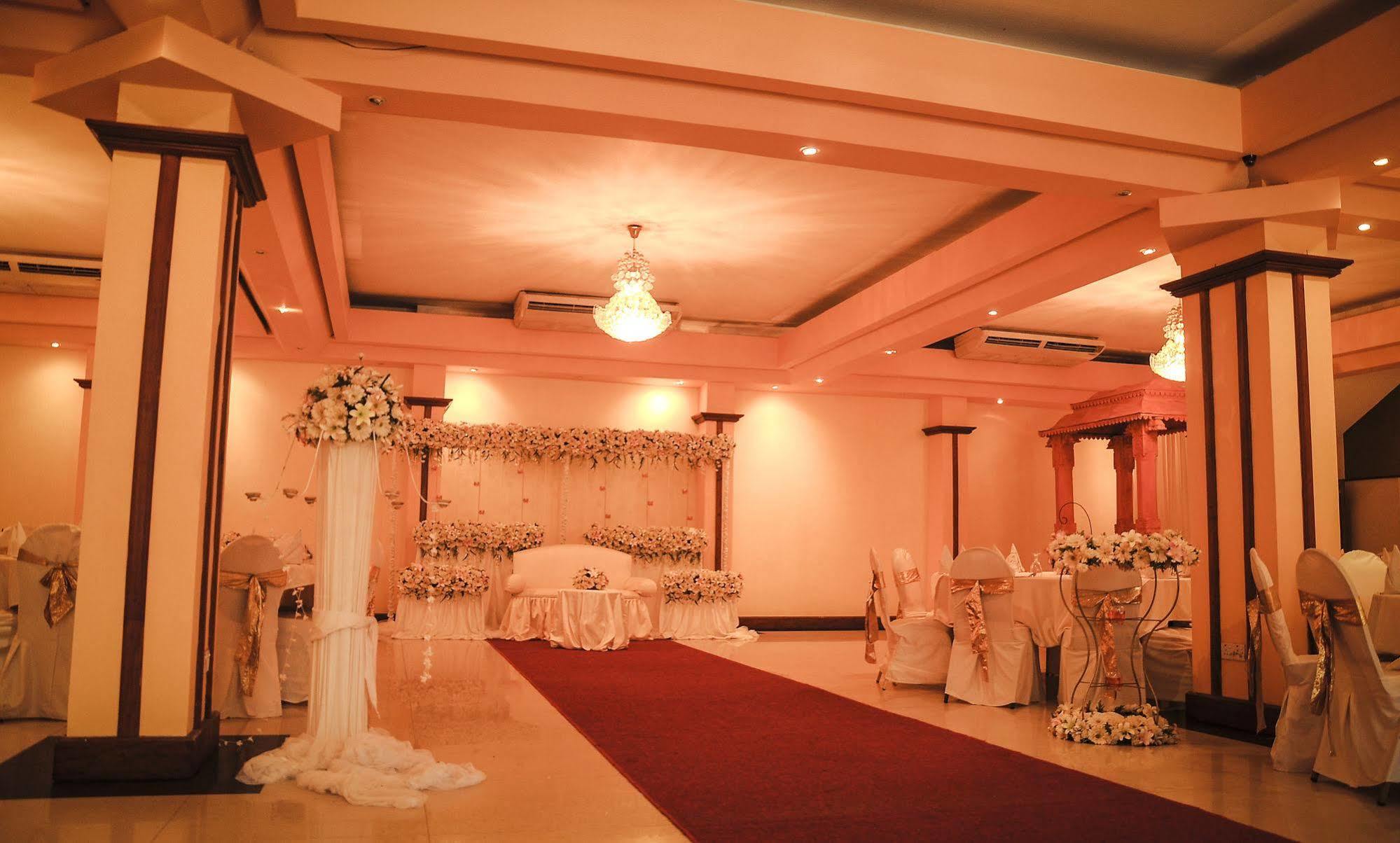 Oak Ray Regency Hotel Kandy Exterior photo