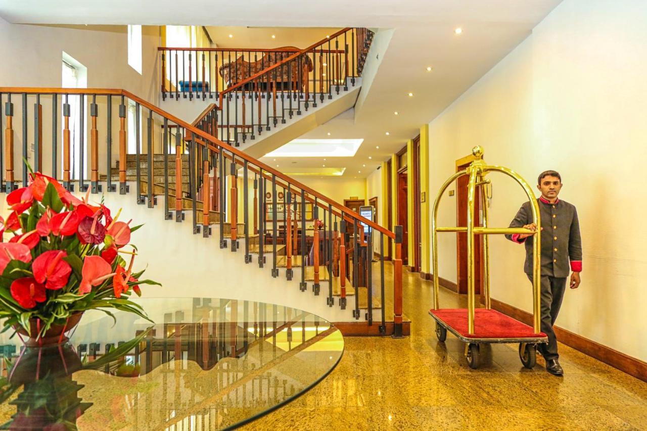 Oak Ray Regency Hotel Kandy Exterior photo